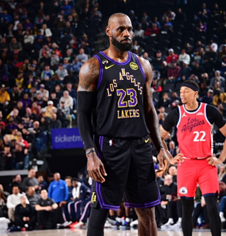 国际足联世界杯-轰23+6+5再刷历史首人纪录！詹皇末节引两波攻防浪潮 41岁不服老